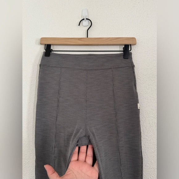 Vuori Lux Rib Split Bootcut Flare Textured Leggings in Heather Grey Size Small - Picture 5 of 11